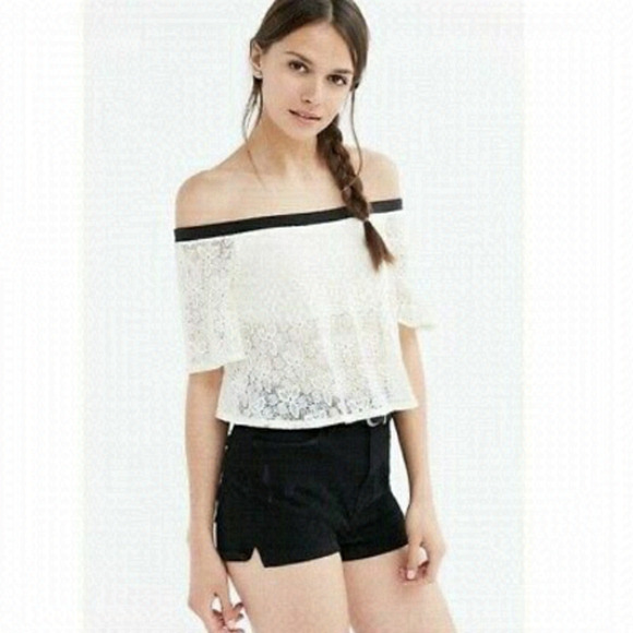Uo Kimchi Blue Off Shoulder Lace Crop Contrast Shoulder Hem - Picture 1 of 5